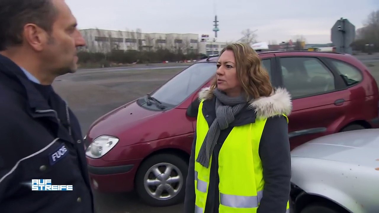 Crash auf dem Übungsplatz! Sie wollte doch nur Auto fahren üben! | Auf Streife | SAT.1 TV