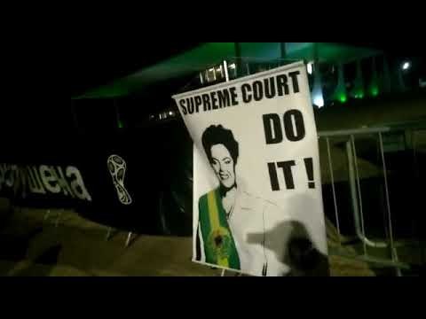 Manifestantes se aglomeram diante do STF para exigir Lula Livre