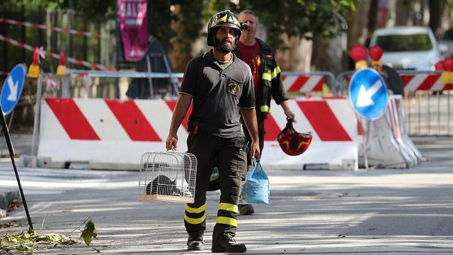 Italia trabaja a contrarreloj para encontrar supervivientes