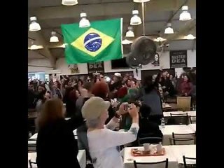 Gritos de Lula Livre no Mercado de Curitiba