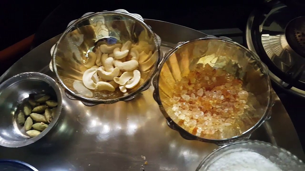 Gond ke Laddu Recipe in Hindi - गोंद के लड्डू