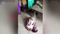 Khỉ đột nhập vào nhà bắt cóc trẻ con