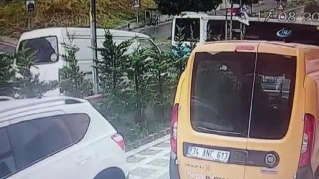 Kontrolden Çıktı, Önce Otomobile Sonra Duvara Çarptı...2 Kişinin Yaralandığı Otobüs Kazası Kamerada