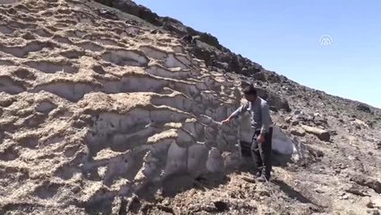 Göçerler Hayvanlarının Su Sorununu Karla Çözüyor