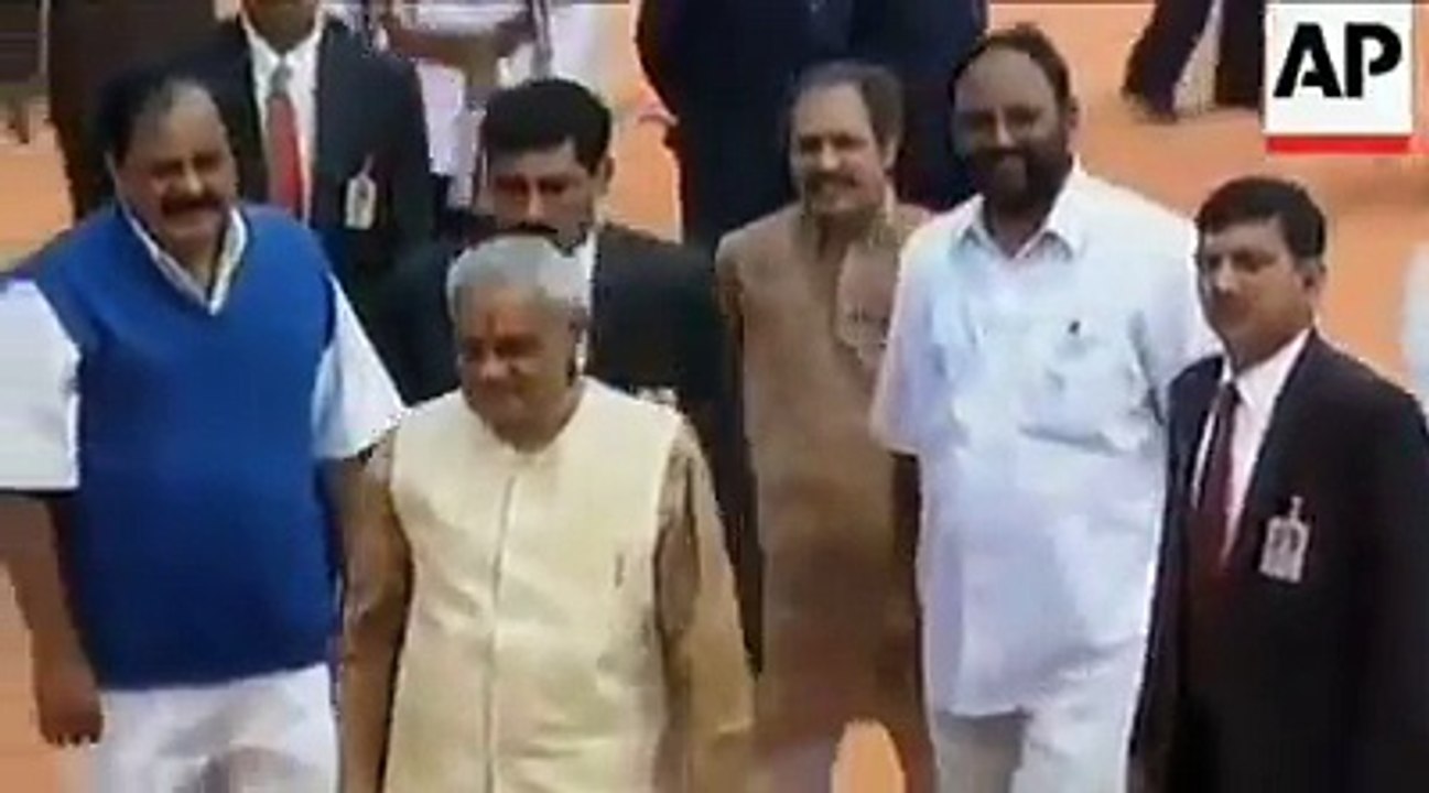 जिसने भी बनाया है उसको आभार भारत माँ का लाल अपनी भारत माता की गोद में समा जाने की अनंत यात्रा पे निकल चुका है, आपने इस मातृभूमि के लिए जो किया है, उसका भारतवर्ष और यहां के नागरिक सदैव ऋणी रहेंगे परमपूज्य अटल जी!!  धन्यवाद कीजिये उनको अगर गांवों में पक्की