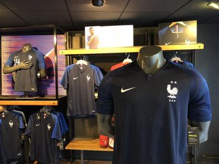 Paris : le maillot Nike avec deux étoiles enfin en vente à la FFF
