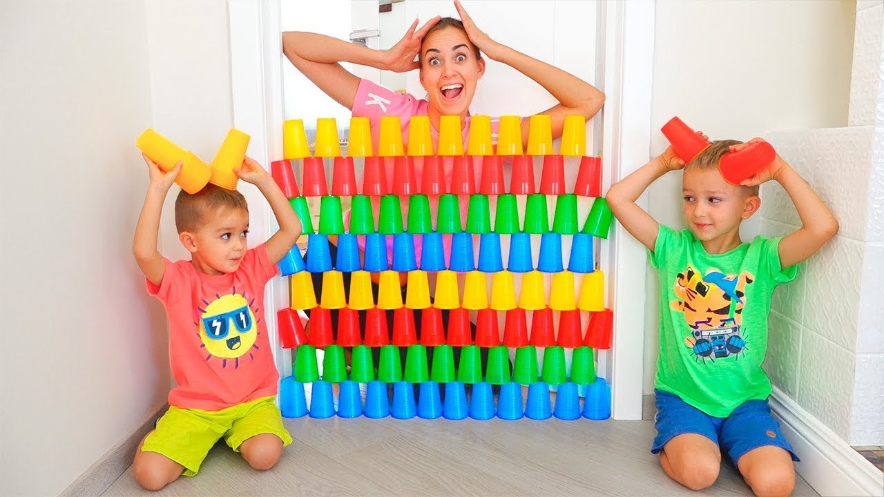 Vlad, Nikita and Mom Play with colored cups | Vana Mapenzi Vanotamba Matoyi Vana Vanodzidza Nziyo Zvakanakisisa Kune Vana | Johnny Johnny Rhymes 学习颜色与婴儿Gombal糖果孩子手指家庭的话
