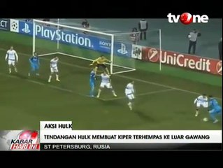 Tendangan Hulk Hempaskan Kiper ke Luar Gawang
