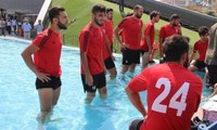 Futbolcular süs havuzunda duş aldılar