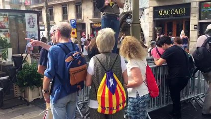 CDR colocan pegatinas independentistas en Barcelona