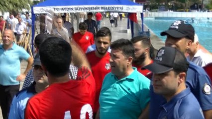 Suları kesilen futbolcular duşu kent meydanındaki süs havuzunda aldı