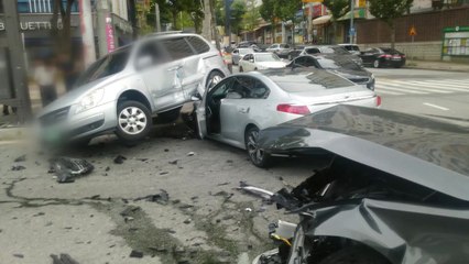 출근길 아파트 앞 사거리서 차량 3대 충돌 / YTN