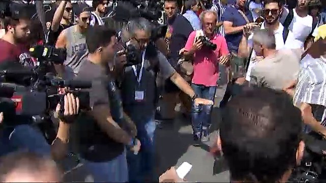 Gritos y peleas entre monárquicos e independentistas en las concentraciones por el aniversario del 17-A