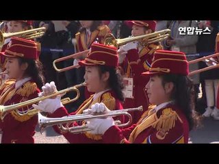 北 취주악단 연주에 남북 손잡고 '빙글빙글'