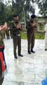 ڈپٹی کمشنر فلائیٹ لیفٹیننٹ(ر) جناب عمران قریشی صاحب پولیس لائن اٹک میں یادگار شہداء پر پھول چڑھا کر شہداء کے لئے دعا کرت