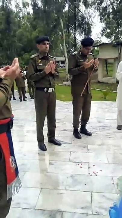 ڈپٹی کمشنر فلائیٹ لیفٹیننٹ(ر) جناب عمران قریشی صاحب پولیس لائن اٹک میں یادگار شہداء پر پھول چڑھا کر شہداء کے لئے دعا کرت