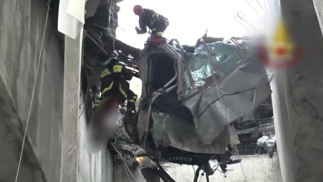 [영상] 20m 상공에 매달려 극적 구조된 '예비 아빠' / YTN