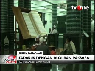 Tadarus di Masjid Ini Menggunakan Alquran Raksasa