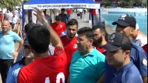 Sular Kesilince Futbolcular Süs Havuzunda Duş Aldı