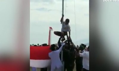 Aksi Viral Prajurit TNI & Siswa SMP Betulkan Tali Bendera
