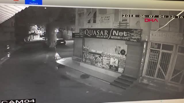 Antalya Travestilerle Fuhuş Pazarlığı Yapan Genç, Balkondan Düştü - Yeniden