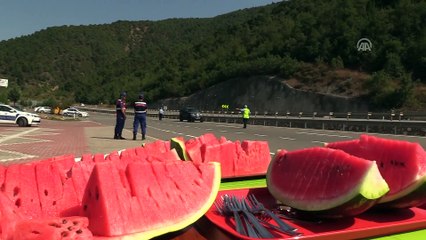 Validen sürücülere karpuz ikramı - BİLECİK