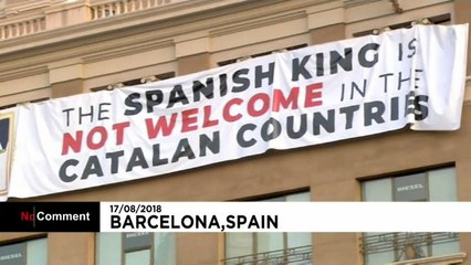 Barcellona, anniversario attentato: striscione contro il re