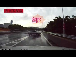 [블랙박스] 빗길에 미끄러지더니 가드레일 들이받고 뒤집혀 / 연합뉴스 (Yonhapnews)