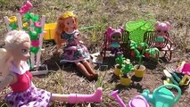 GARDENING ! Elsa and Anna toddlers plant flowers and vegetable seeds