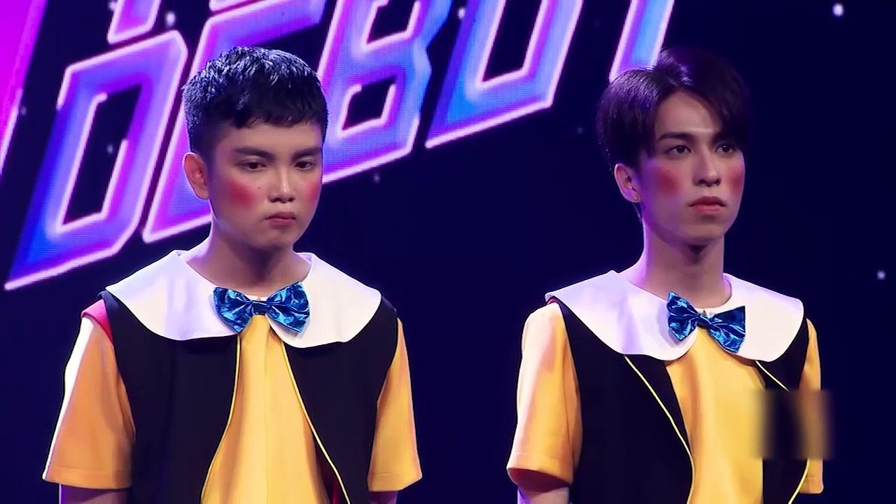 Đức Phúc ăn miếng trả miếng Hoàng Thùy Linh