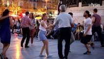 Paris : «Gros câlin debout» réveille la danse à République