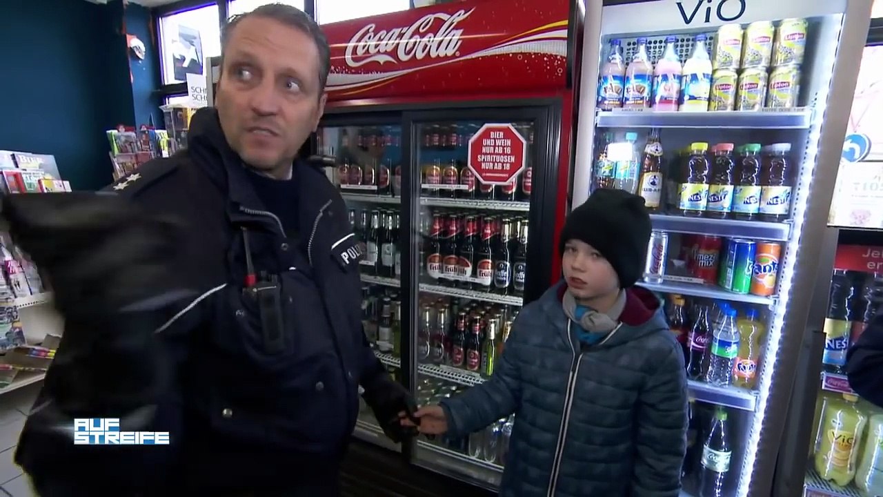 Kondome, rasierklingen: kleiner bruder von schwester zum klauen angestiftet! | auf streife | sat.1