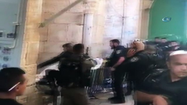 - İsrail askerleri Mescid-i Aksa önünde bir Filistinliyi öldürdü- İsrail askerleri Mescid-i Aksa’nın kapılarını kapattı