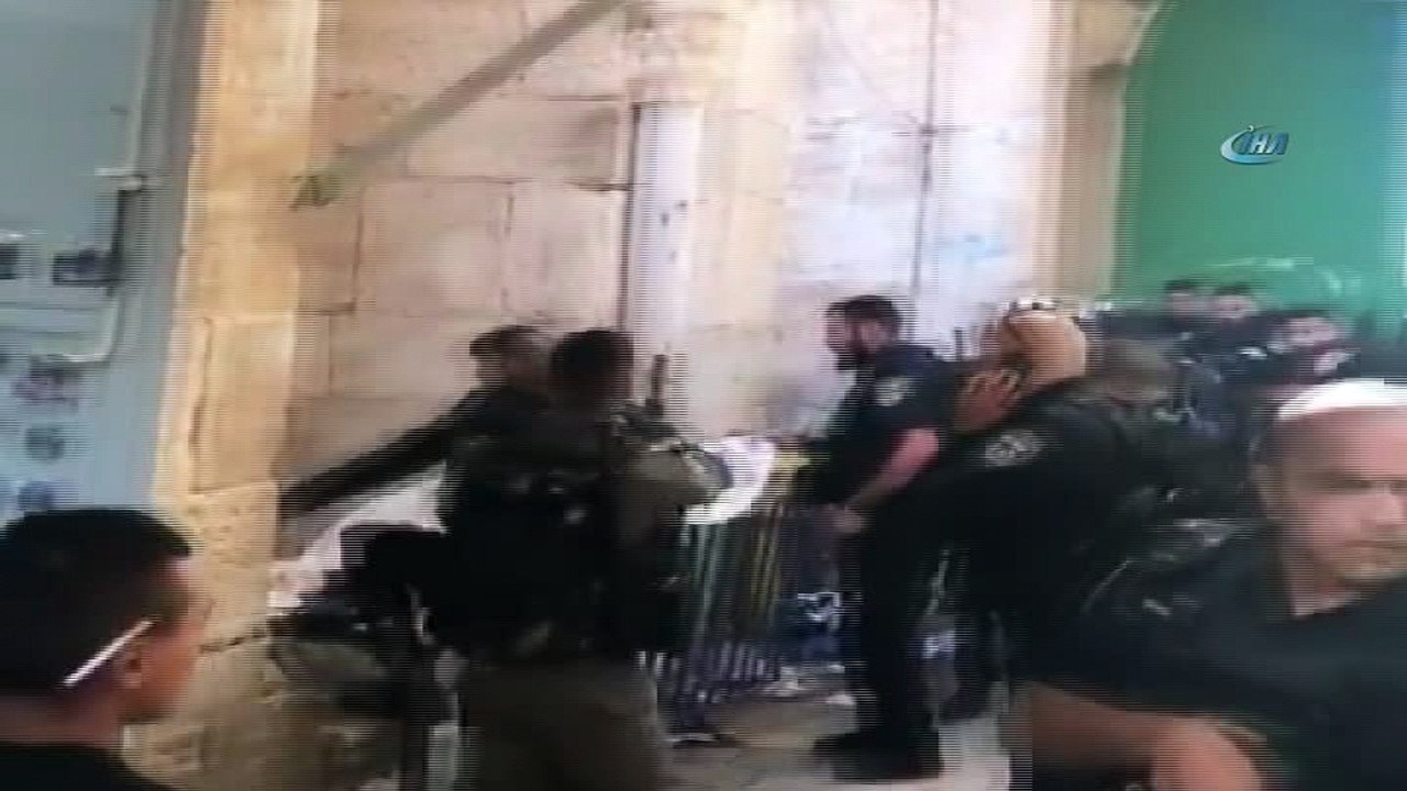 - İsrail askerleri Mescid-i Aksa önünde bir Filistinliyi öldürdü- İsrail askerleri Mescid-i Aksa’nın kapılarını kapattı