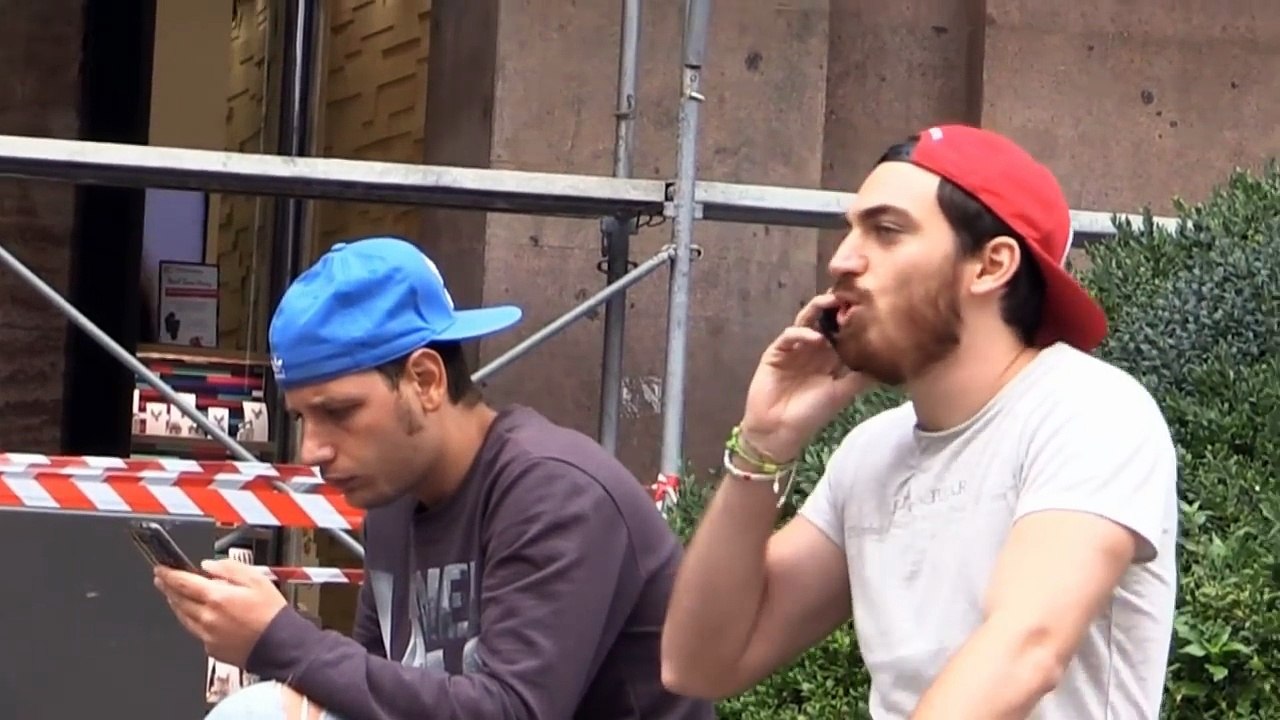 Insultare la Gente Parlando al Telefono 2 [Esperimento Sociale] theShow