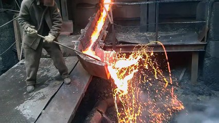 عامل خارق.. يمرر يده عبر شلال من المعادن المنصهرة دون أن تحترق!