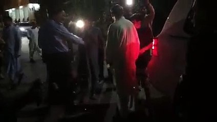 PTI Workers Ne Ayaz Sadiq Ko Gher Lia.