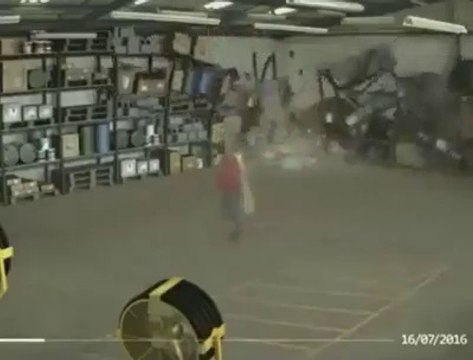 Il va faire la boulette de sa vie en jouant dans un entrepôt : tu es viré!!!