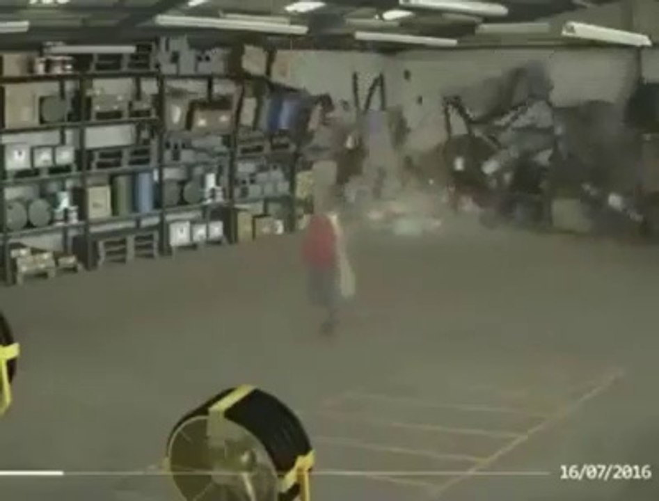 Il va faire la boulette de sa vie en jouant dans un entrepôt : tu es viré!!!