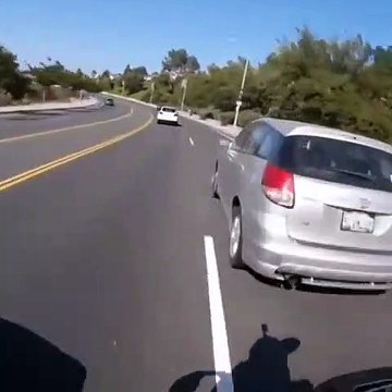 Ce motard va éviter le drame de justesse