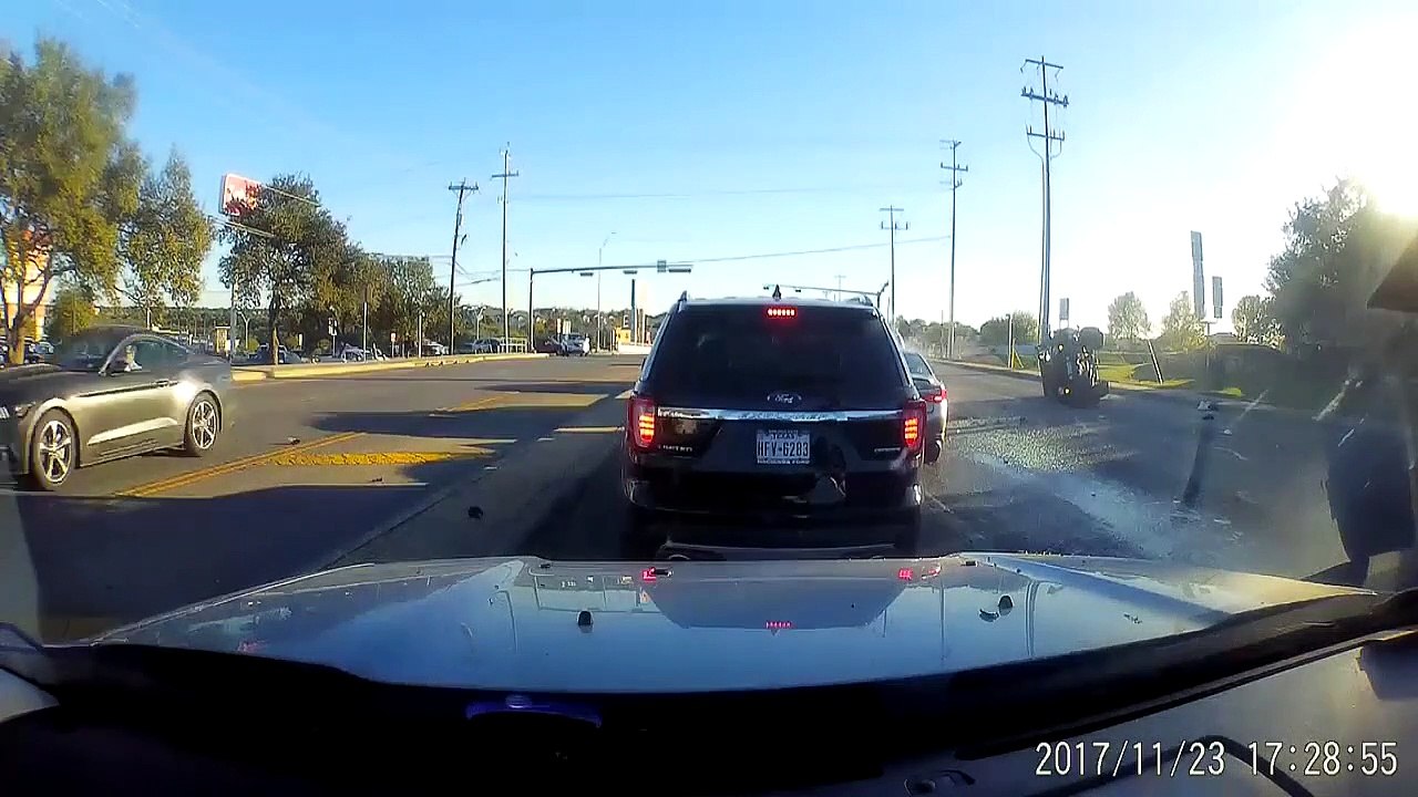 Un conducteur rentre dans 3 véhicules arrêtés au feu rouge