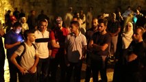İsrail polisi Mescid-i Aksanın kapısındaki Filistinlilere müdahale etti - KUDÜS