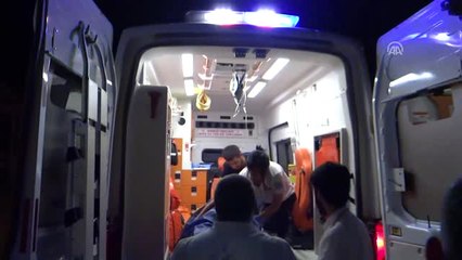 Ticari Araç Traktöre Çarptı: 3 Yaralı