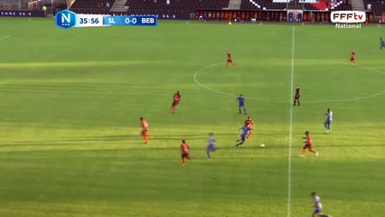 Oh la grosse occasion pour Bourg ! Le défenseur du stade Lavallois à fallit tromper son gardien.