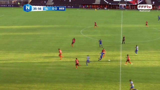 Oh la grosse occasion pour Bourg ! Le défenseur du stade Lavallois à fallit tromper son gardien.