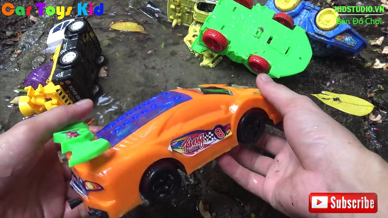 Humpty Dumpty Car toys under the trees D49T