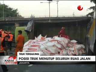 Truk Pengangkut Gula Terguling di Jalan Tol Wiyoto Wiyono