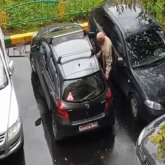 Papy sort sa voiture d'un parking