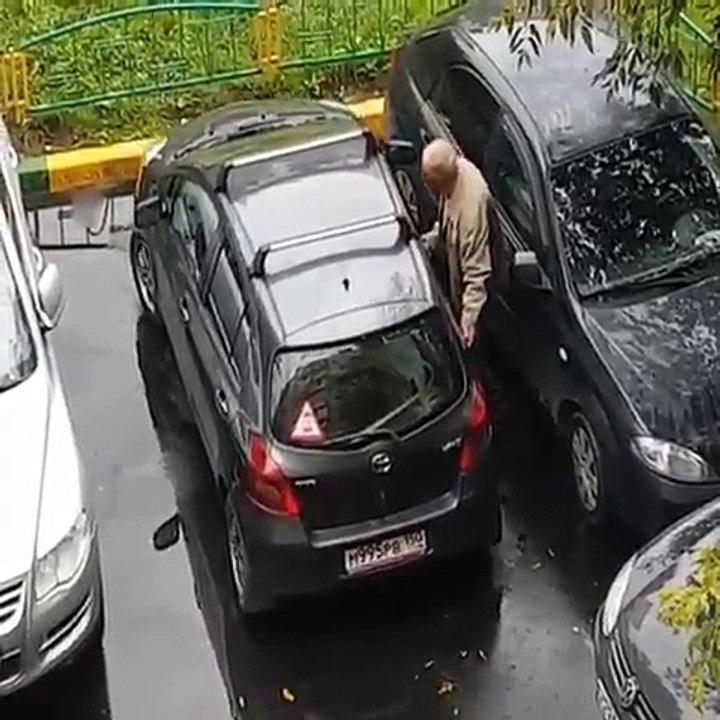 Papy sort sa voiture d'un parking