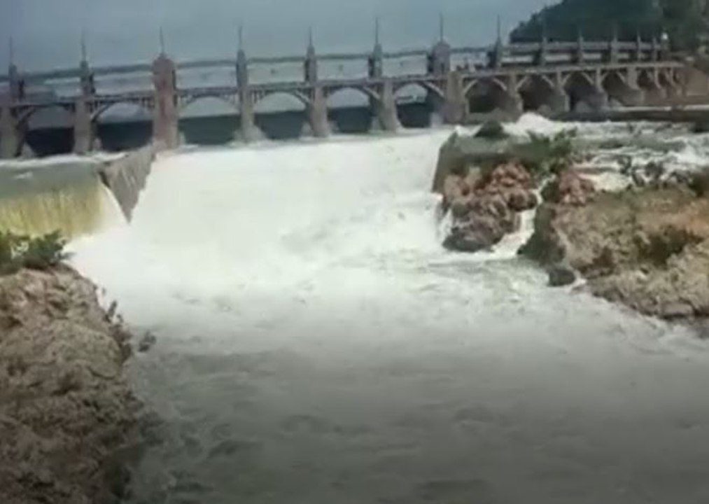 மேட்டூர் அணையில் இருந்து 2 லட்சம் கன அடி தண்ணீர் வெளியேற்றம்